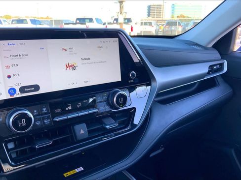 Certified 2025 Toyota Highlander XLE image 34