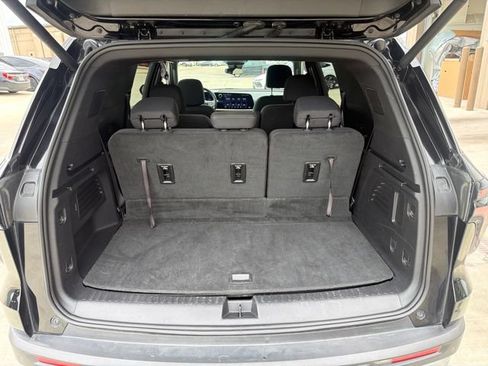 Used 2025 Chevrolet Traverse LT FWD image 19