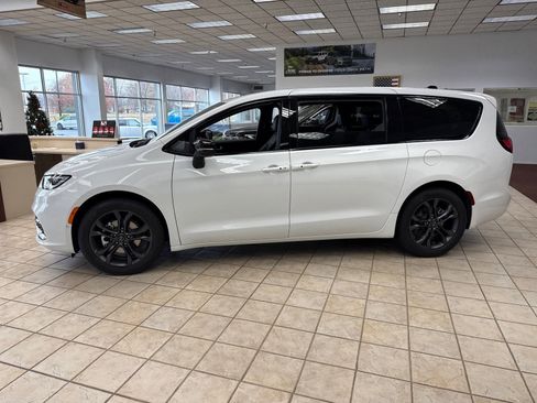 New 2026 Chrysler Pacifica Select image 2
