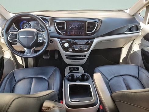 Used 2020 Chrysler Pacifica Touring-L Plus FWD image 9
