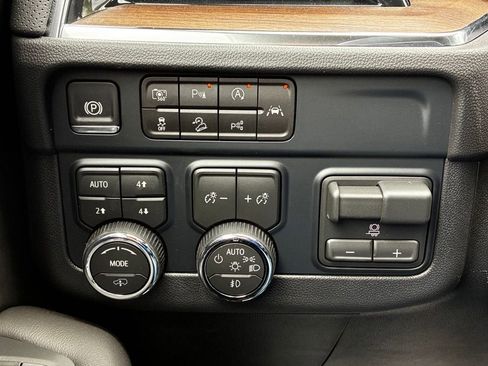 New 2026 Chevrolet Suburban High Country AWD/4WD image 9