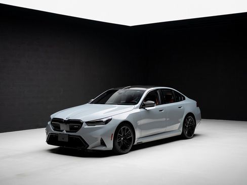 Used 2025 BMW M5 image 4