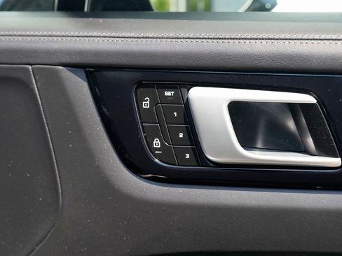 Used 2022 Porsche Cayenne Turbo image 38