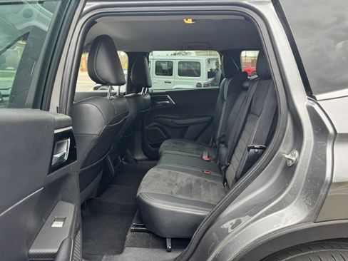 Used 2023 Mitsubishi Outlander SE image 12