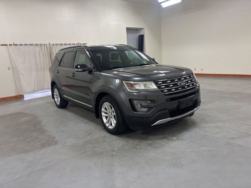 Used 2016 Ford Explorer XLT w/ Equipment Group 202A FWD image 2