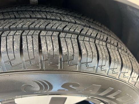 Certified 2025 Kia Carnival LXS FWD image 37