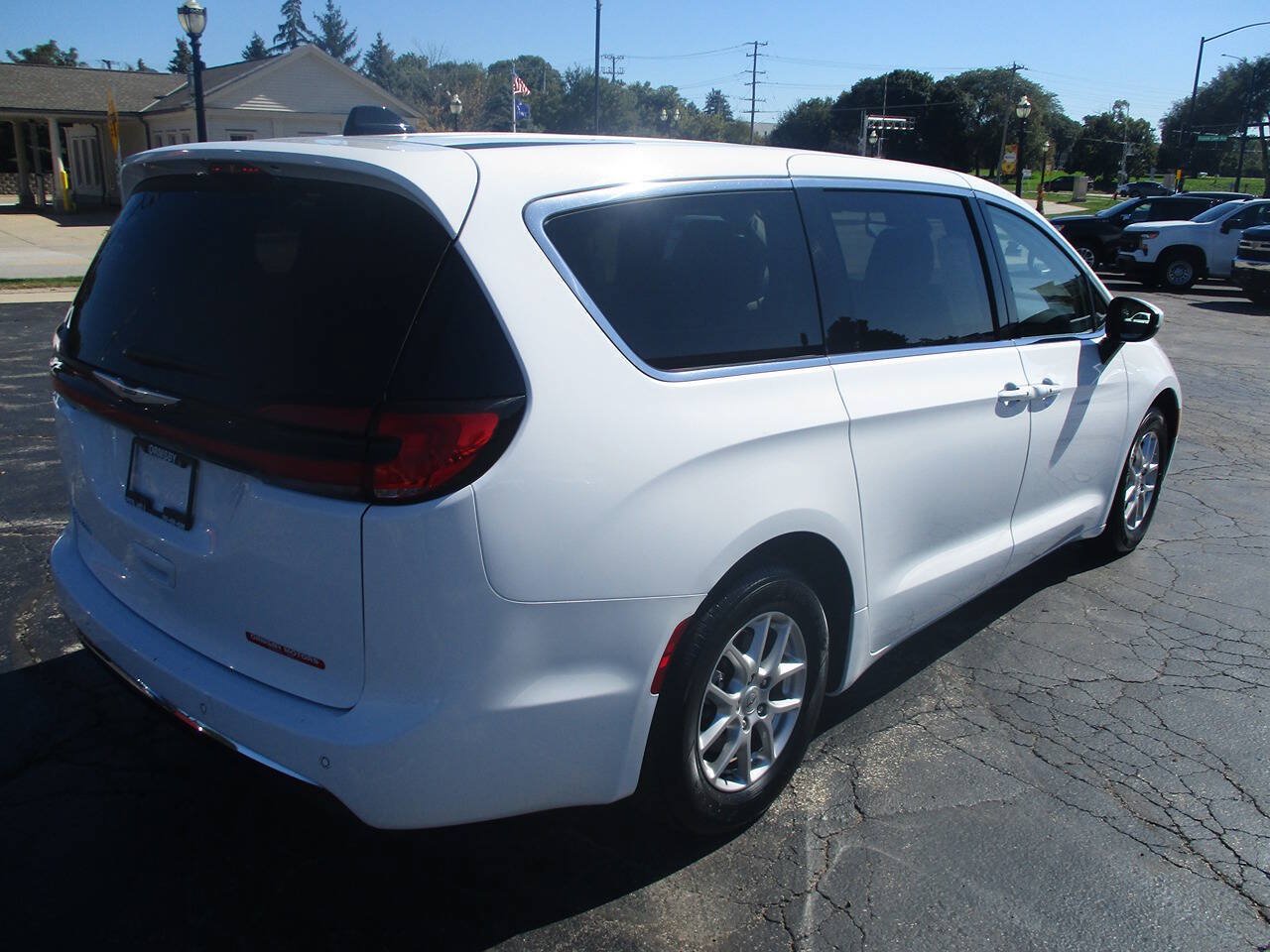 Used 2023 Chrysler Pacifica Touring-L FWD image 5