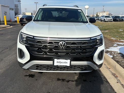 Used 2025 Volkswagen Atlas Peak Edition SE image 2