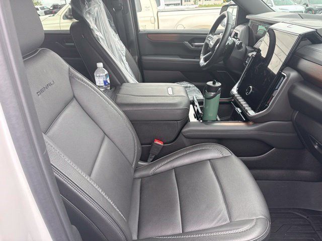 Used 2025 GMC Yukon Denali w/ LPO, Floor Liner Package AWD/4WD image 21