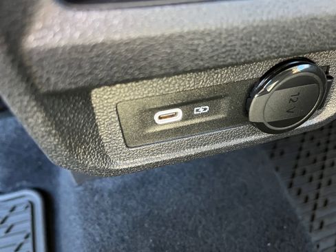 Used 2022 Volkswagen Tiguan SE image 22