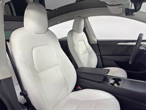 Used 2022 Tesla Model Y Long Range image 37