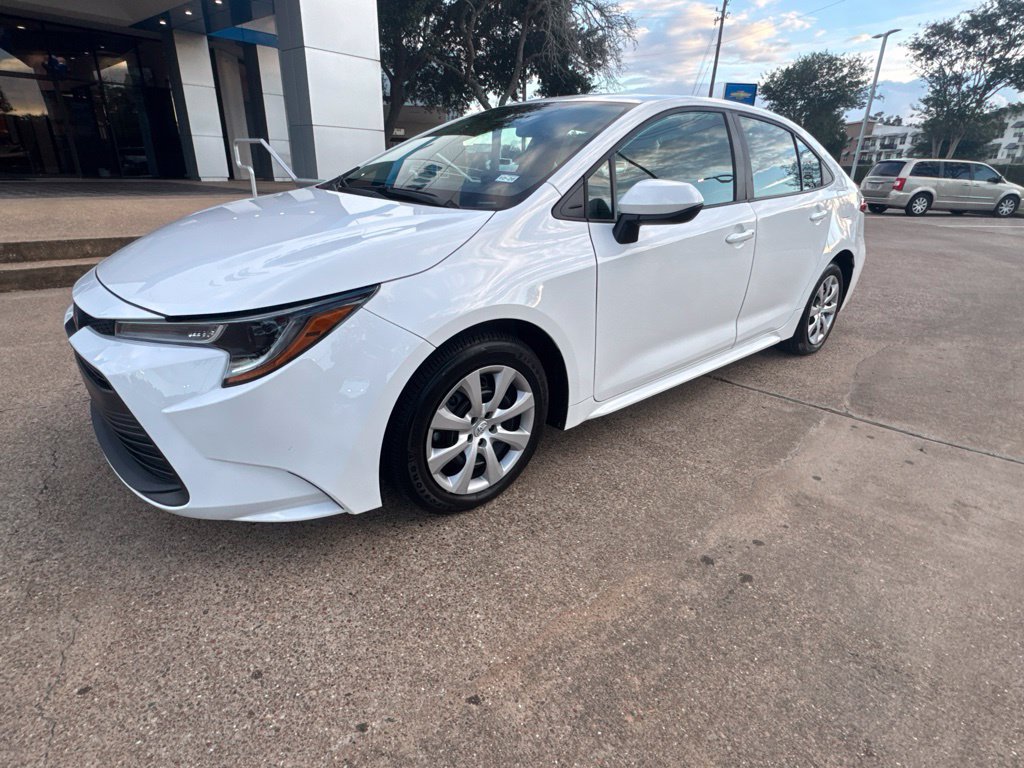 Used 2025 Toyota Corolla LE FWD image 2