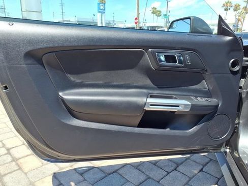 Used 2017 Ford Mustang Coupe RWD image 18