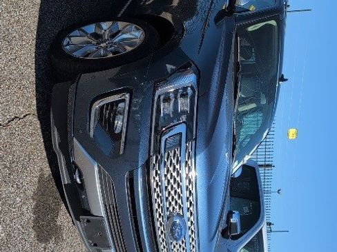 Used 2019 Ford Expedition Platinum image 2