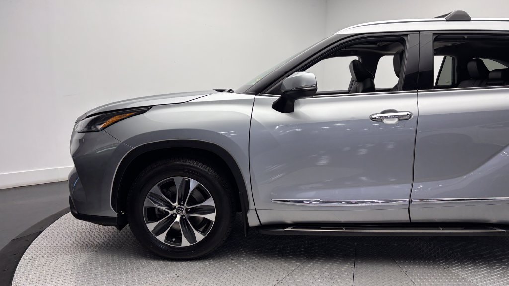 Certified 2021 Toyota Highlander XLE AWD/4WD image 5