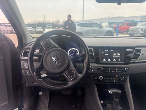 Used 2017 Kia Niro EX image 7