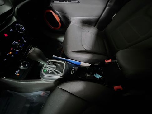 Used 2020 Jeep Renegade Latitude AWD/4WD image 25