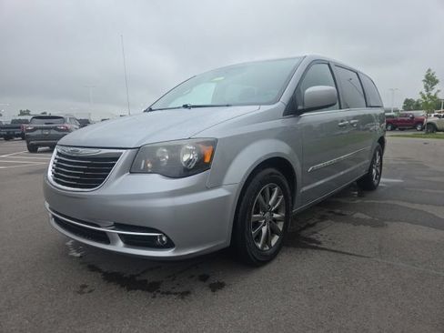 Used 2015 Chrysler Town & Country S FWD image 2