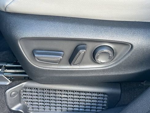 Used 2025 Toyota Sienna XLE FWD image 16
