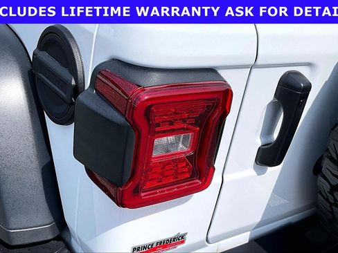 Used 2025 Jeep Wrangler Unlimited Rubicon w/ Convenience Group AWD/4WD image 24