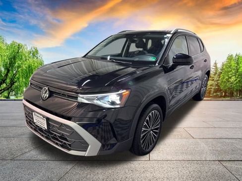 Certified 2025 Volkswagen Taos SE w/ Panoramic Sunroof Package image 8