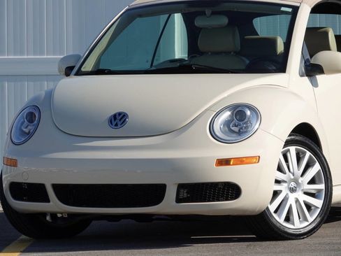 Used 2008 Volkswagen Beetle SE FWD image 3
