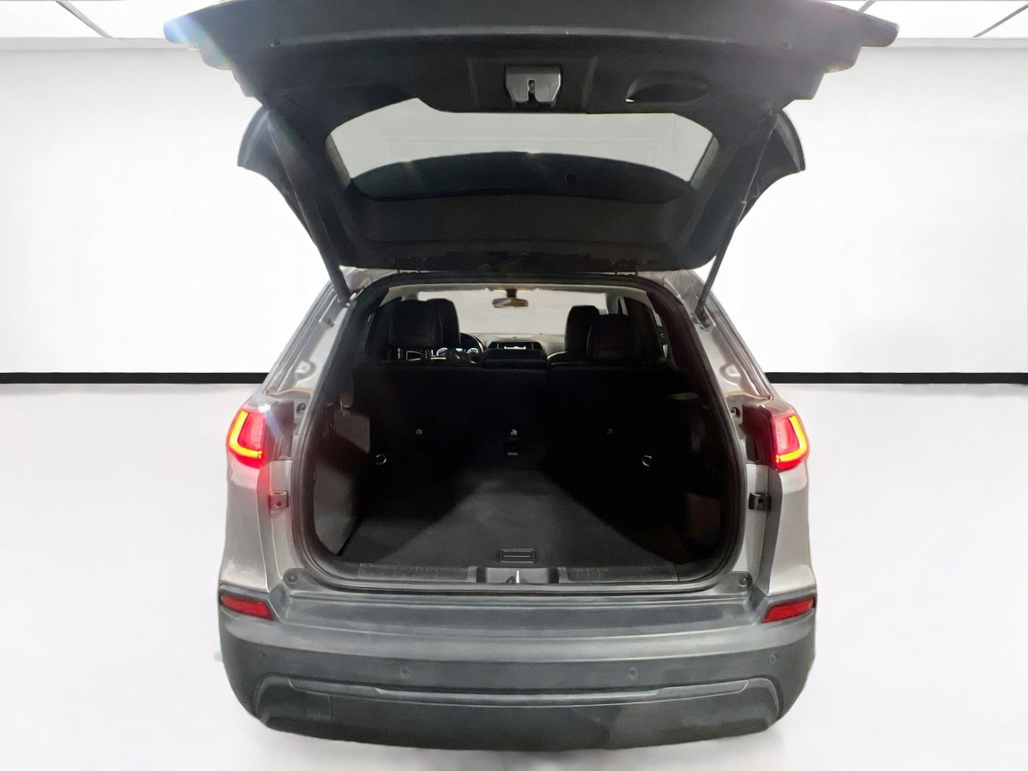 Used 2019 Jeep Cherokee Latitude Plus FWD image 18