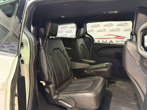 Used 2025 Chrysler Pacifica Select image 38