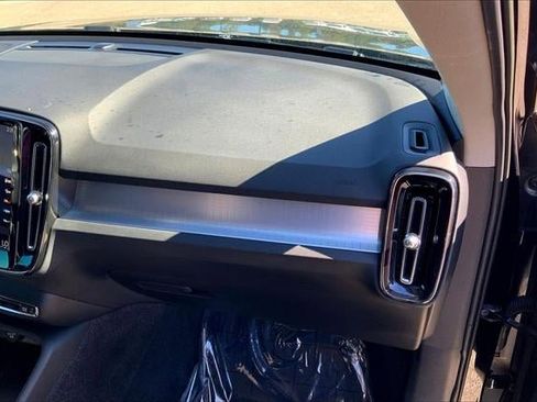 Used 2022 Volvo XC40 T5 Momentum image 16