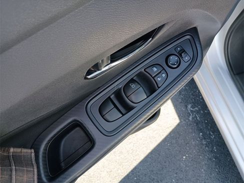 Used 2022 Nissan Versa SV image 19