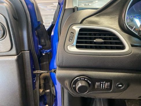 Used 2015 Chrysler 200 Limited w/ Convenience Group image 12