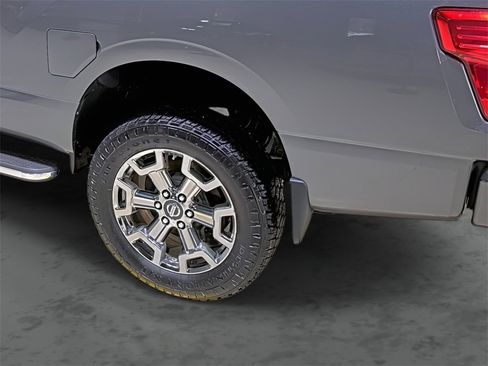 Used 2017 Nissan Titan SV image 9