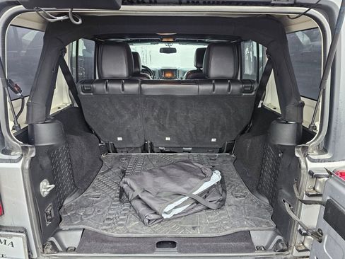 Used 2016 Jeep Wrangler Unlimited Sahara image 19