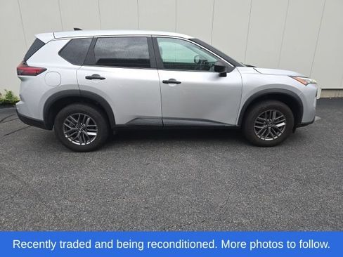 Used 2024 Nissan Rogue S AWD/4WD image 2