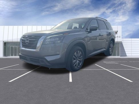 Used 2025 Nissan Pathfinder SV image 4