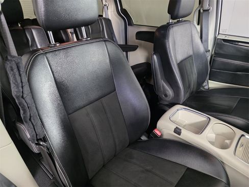 Used 2019 Dodge Grand Caravan SXT image 34