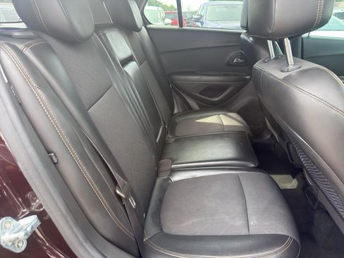 Used 2021 Chevrolet Trax LT AWD/4WD image 12