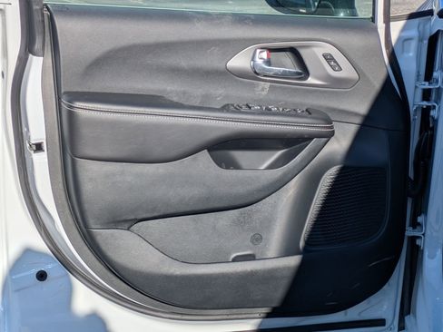 New 2026 Chrysler Pacifica Select FWD image 20