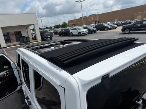 Used 2024 Jeep Wrangler Unlimited Sahara w/ Technology Group AWD/4WD image 25