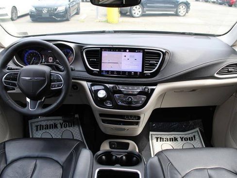Used 2022 Chrysler Pacifica Touring-L w/ Uconnect Theater Family Group AWD/4WD image 13