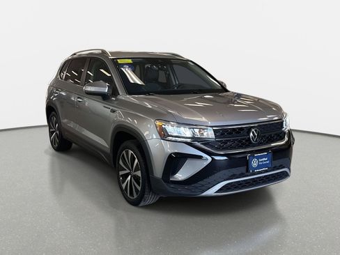 Certified 2024 Volkswagen Taos SE image 3