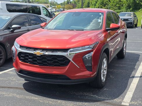 Used 2024 Chevrolet Trax LS w/ LS Convenience Package FWD image 5