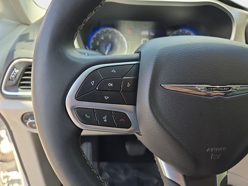 Certified 2024 Chrysler Pacifica Touring-L FWD image 15