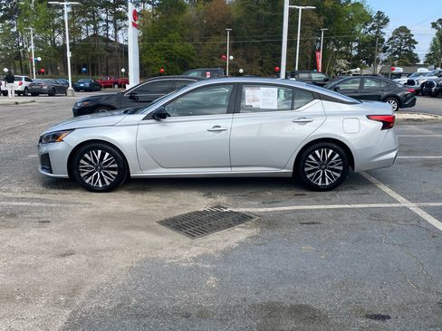 Used 2024 Nissan Altima 2.5 SV image 3