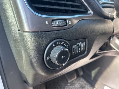 Certified 2019 Jeep Cherokee Latitude Plus w/ Cold Weather Group image 13