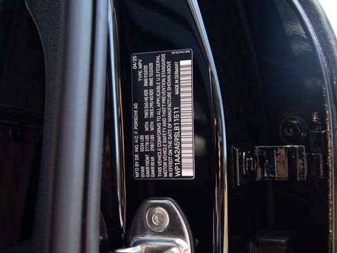 Certified 2025 Porsche Macan AWD/4WD image 29