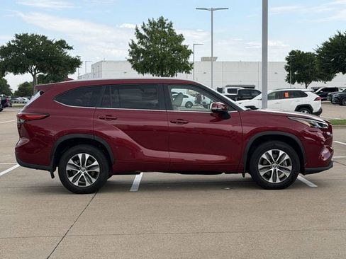 Used 2023 Toyota Highlander XLE AWD/4WD image 3