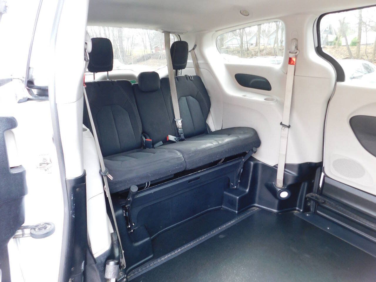 Used 2022 Chrysler Voyager LX FWD image 5