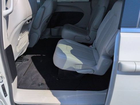 Used 2021 Chrysler Pacifica Touring-L FWD image 15