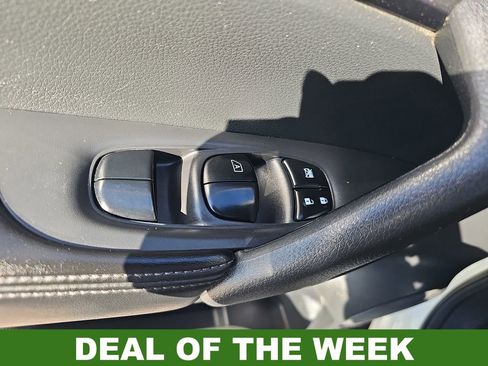 Used 2018 Nissan Rogue SV image 27